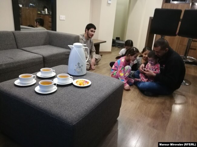 Ahmad Haqmal me familjen e tij në një dhomë të hotelit në Kiev.