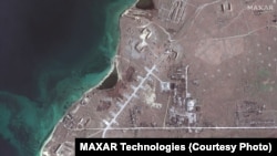 Супутниковий знімок російської бази поблизу озера Донузлав у Криму, 13 лютого 2022 року
