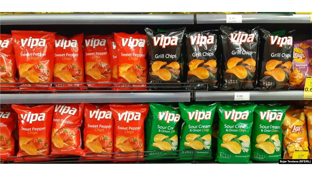 Produkte të Vipa Chips në raftet e një marketi kosovar, shkurt 2022.