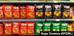 Produkte të Vipa Chips në raftet e një marketi kosovar, shkurt 2022.