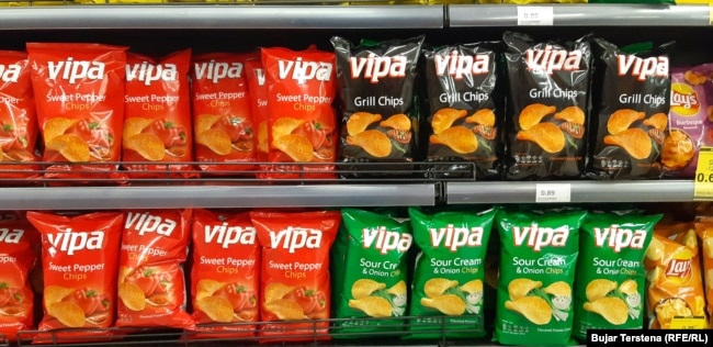 Produkte të Vipa Chips në raftet e një marketi kosovar, shkurt 2022.