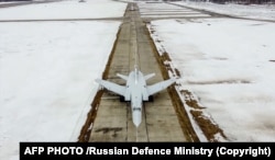 Borbeni avion Tupoljev Tu-22M3 spreman za polijetanje tokom vojnih vežbi usred krize i gomilanja ruskih trupa oko Ukrajine