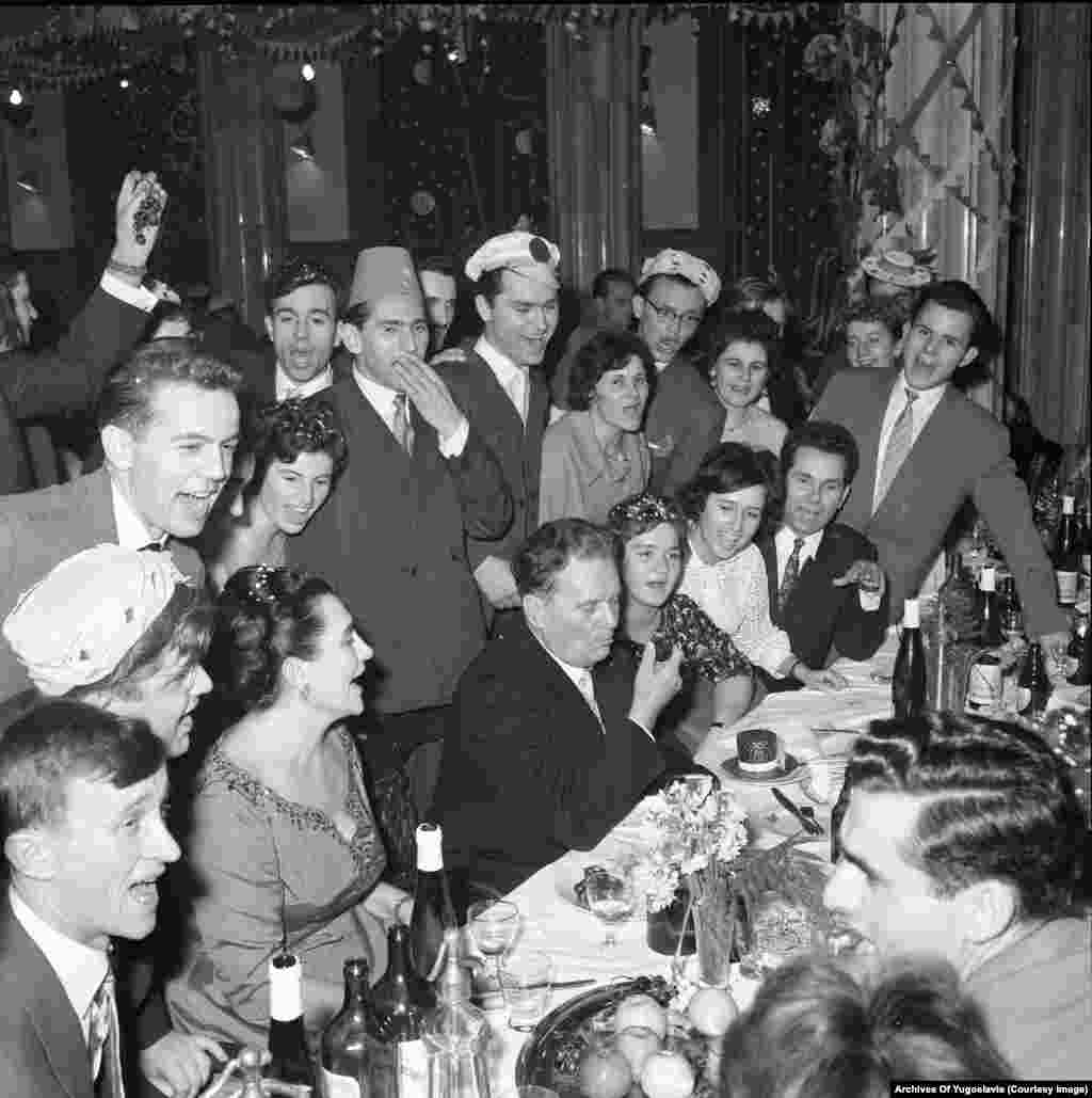 Јосип Броз Тито пуши луле додека гостите на забавата пеат за време на еден собир во Белград во 1960 година. &nbsp;