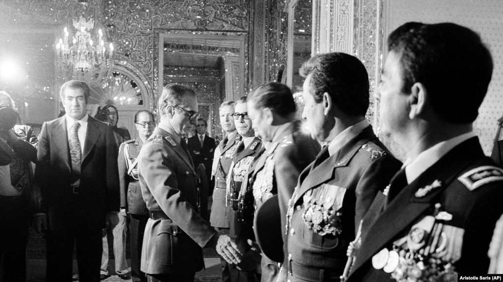 دیدار شاه با فرماندهان ارشد نظامی در ۲۰ آبان ۵۷، نزدیک به دو ماه پیش از خروج از ایران