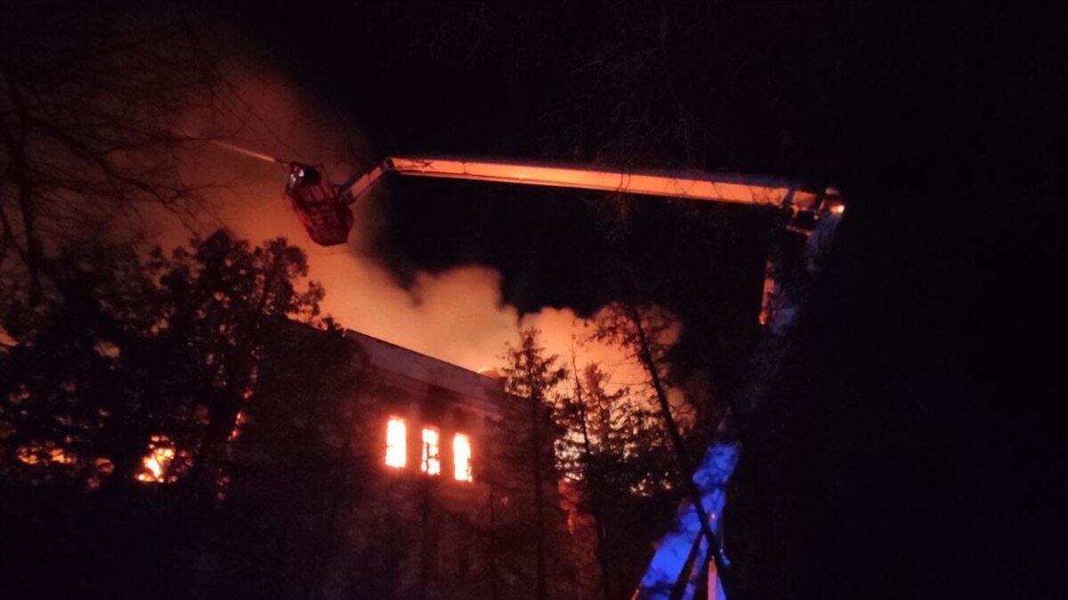 Під Києвом спалахнула масштабна пожежа в житловому будинку: подробиці рятуальників