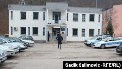 Policijska stanica u Srebrenici (na fotografiji), nalazi se nedaleko od mjesta nekadašnje veterinarske stanice u kojoj su se 12. februara građani prijavljili za sticanje državljastva Srbije.