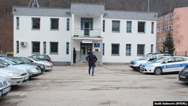 Policijska stanica u Srebrenici (na fotografiji), nalazi se nedaleko od mjesta nekadašnje veterinarske stanice u kojoj su se 12. februara građani prijavljili za sticanje državljastva Srbije.