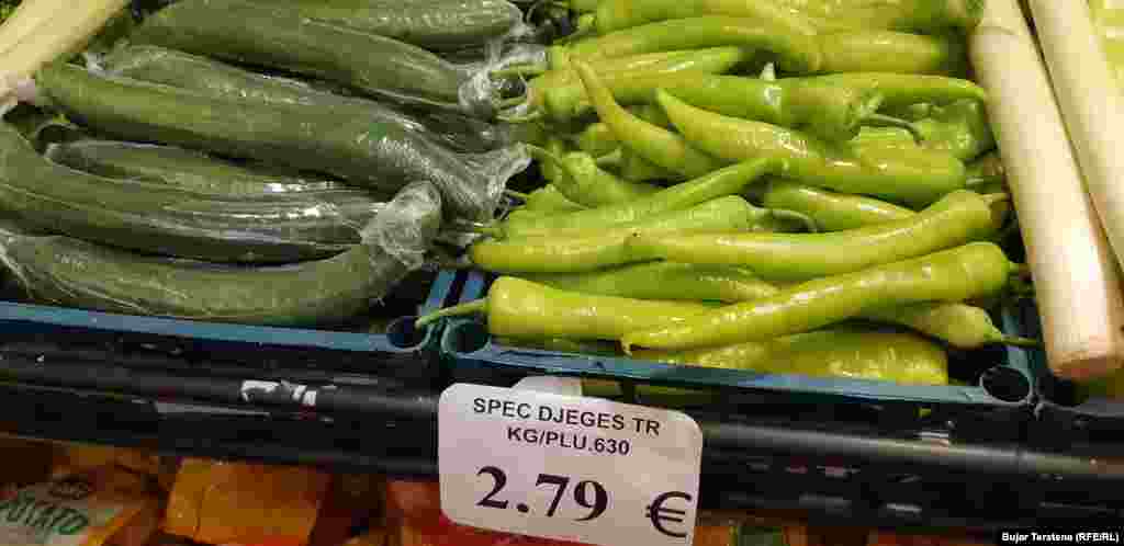 Një kilogram spec djegës në një dyqan ushqimor të Prishtinës po shitet për 2.79 euro.&nbsp;