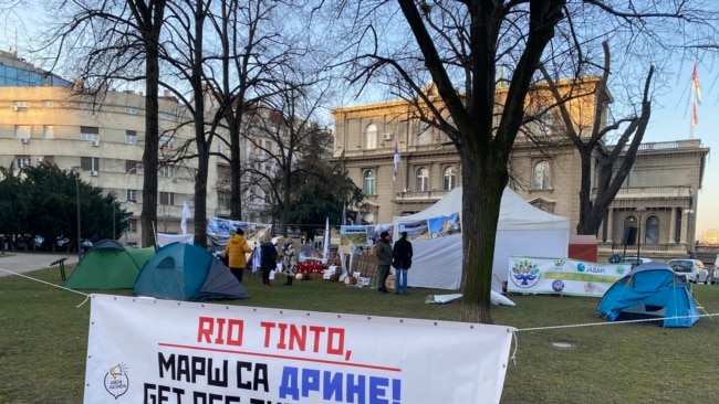 Šatori ispred Vučićevog radnog mesta zbog litijuma 