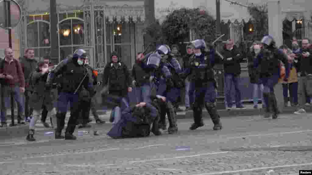 Поліцейські використовують свої кийки під час сутичок із демонстрантами на Єлисейських полях під час акції протесту проти вакцини від&nbsp;COVID-19 та обмежень, які були впроваджені у зв&#39;язку з коронавірусною хворобою. Париж, Франція, 12 лютого 2022 року &nbsp;