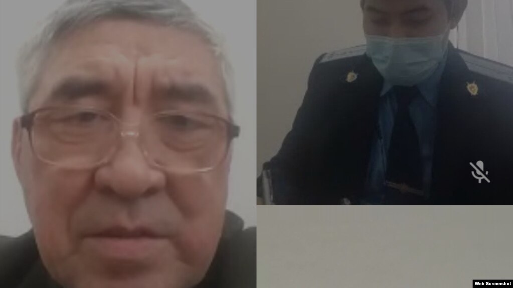Житель Уральска Бекболат Утебаев (слева) во время слушаний по его делу. Уральск, 11 февраля 2022 года 
