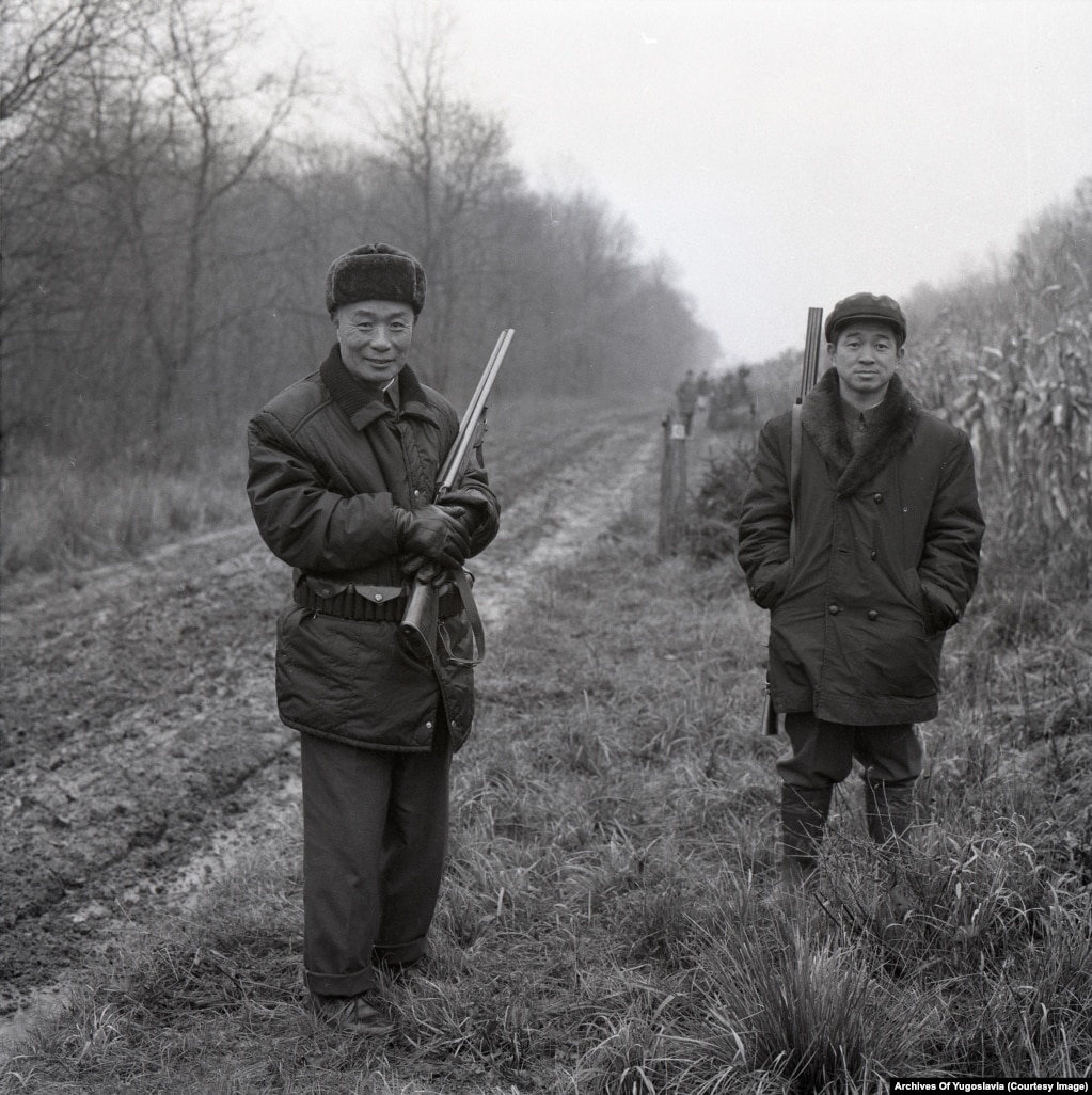 Посол Северной Кореи в Югославии (слева) – его имя не указано – позирует с товарищем по охоте в Караджорджеве.