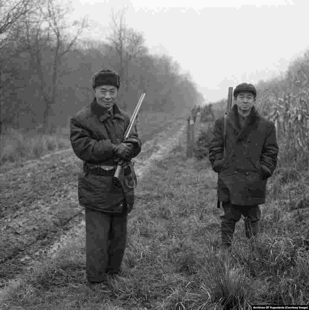 Неименуван севернокорејски амбасадор во Југославија (лево) позира со придружник во лов во Караѓорѓево.