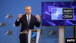 Йенс Столтенберг по време на пресконференция в централата на НАТО. 