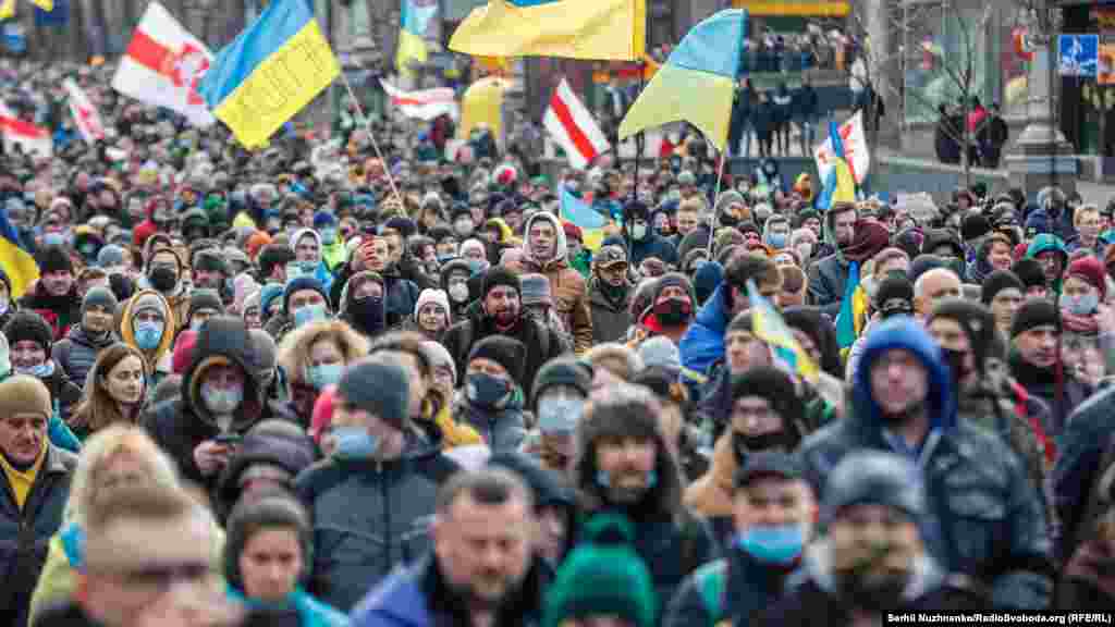 На марші десятки людей були з прапори України та національною символікою. Окрім того, група активістів також розгорнула білоруські біло-червоно-білі прапори