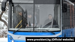 Президент Садыр Жапаров "Белес.kg" автобусун өзү текшерип көргөн. Архивдик сүрөт.