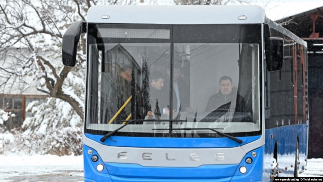 Садыр Жапаров "Белес.kg" автобусун айдап көрүүдө, 15-февраль, 2022-жыл. 