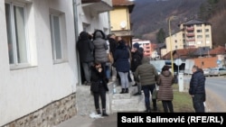 Čekanje u redu za podnošenje prijava za sticanje državljanstva Srbije. Ispred nekadašnje veterinarske stanice u Srebrenici, 12. februara 2022. Niko od ljudi iz reda nije želeo da govori za medije. 