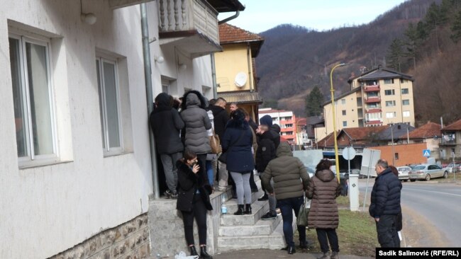 Red za prijavljivanje u birački spisak Srbije u istočno bosanskom gradu Srebrenica, 12. februara 2022.