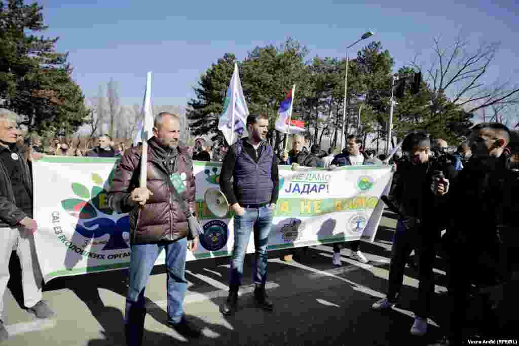 Policija pokušava da ograniči protest na deo Bulevara.