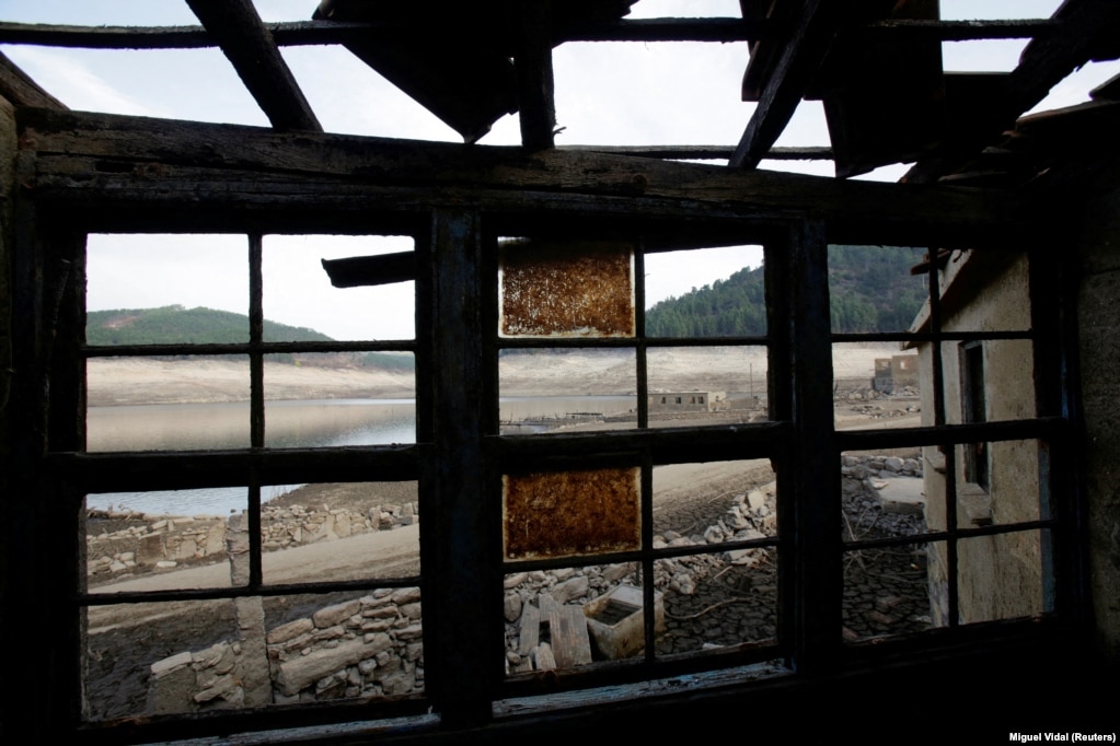 Një ndërtesë e shkretuar në fshatin e vdekur. Fotografi e shkrepur më 10 shkurt 2022.