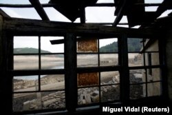 Një ndërtesë e shkretuar në fshatin e vdekur. Fotografi e shkrepur më 10 shkurt 2022.