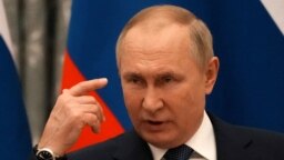 Руският президент Владимир Путин по време на срещата си президента на Франция Еманюел Макрон заради напрежението с Украйна