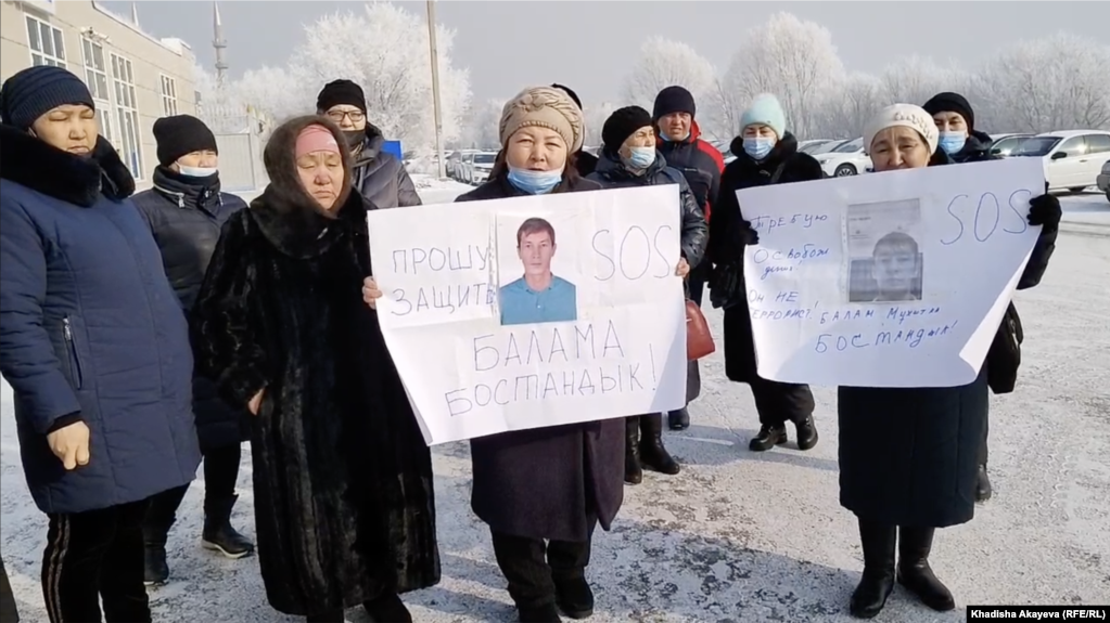 Родственники задержанных заявляют о пытках и незаконных арестах близких перед зданием областной прокуратуры. Усть-Каменогорск, 11 февраля 2022 года 