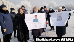 Родственники задержанных заявляют о пытках и незаконных арестах близких перед зданием областной прокуратуры. Усть-Каменогорск, 11 февраля 2022 года 