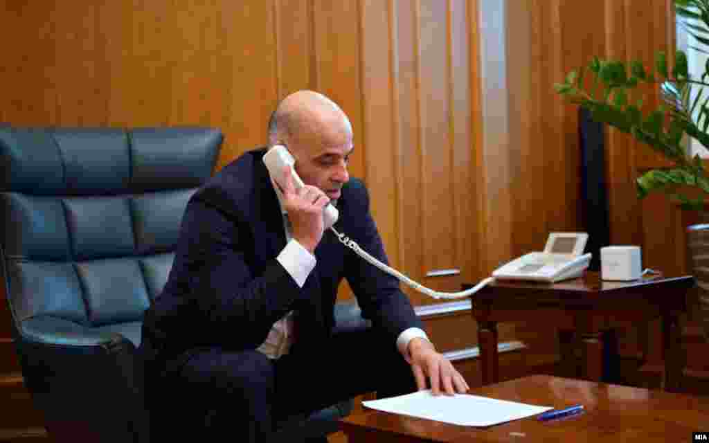 МАКЕДОНИЈА - Во телефонски разговор со неговиот украински колега Денис Шмигаљ, македонскиот премиер Димитар Ковачевски му ја изразил поддршката на Северна Македонија за територијалниот интегритет и суверенитет на Украина, соопшти владината Прес-служба.
