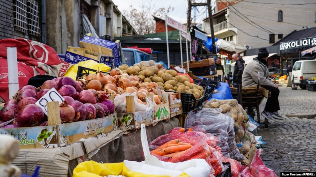 Në këtë tezgë në Tregun e Gjelbër, kilogrami i qepës së kuqe po shitet për 80 centë. 