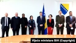 Delegacija Odbora za međunarodni razvoj britanskog parlamenta s predsjedavajućim Vijeća ministara BiH Zoranom Tegeltijom (u sredini)