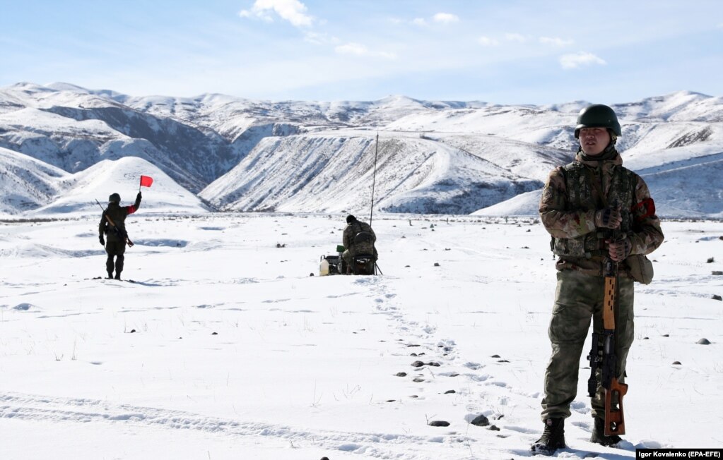 Ushtarët kirgizë duke marrë pjesë në manovra të planifikuara në qendrën stërvitore Alatau, rreth 25 kilometra larg Bishkekut, në Kirgizi, më 11 shkurt.