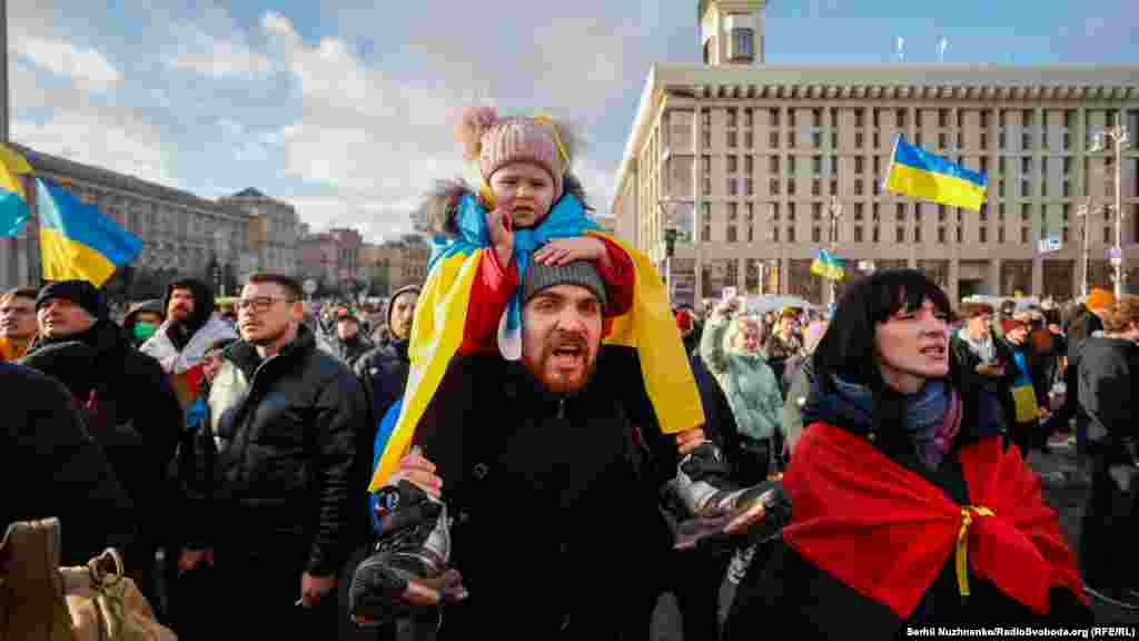 Mii de persoane au ieșit sâmbătă pe străzile Kievului, în ciuda temperaturilor scăzute, pentru a atrage atenția și mai mult cu privire la agresiunea Rusiei.
