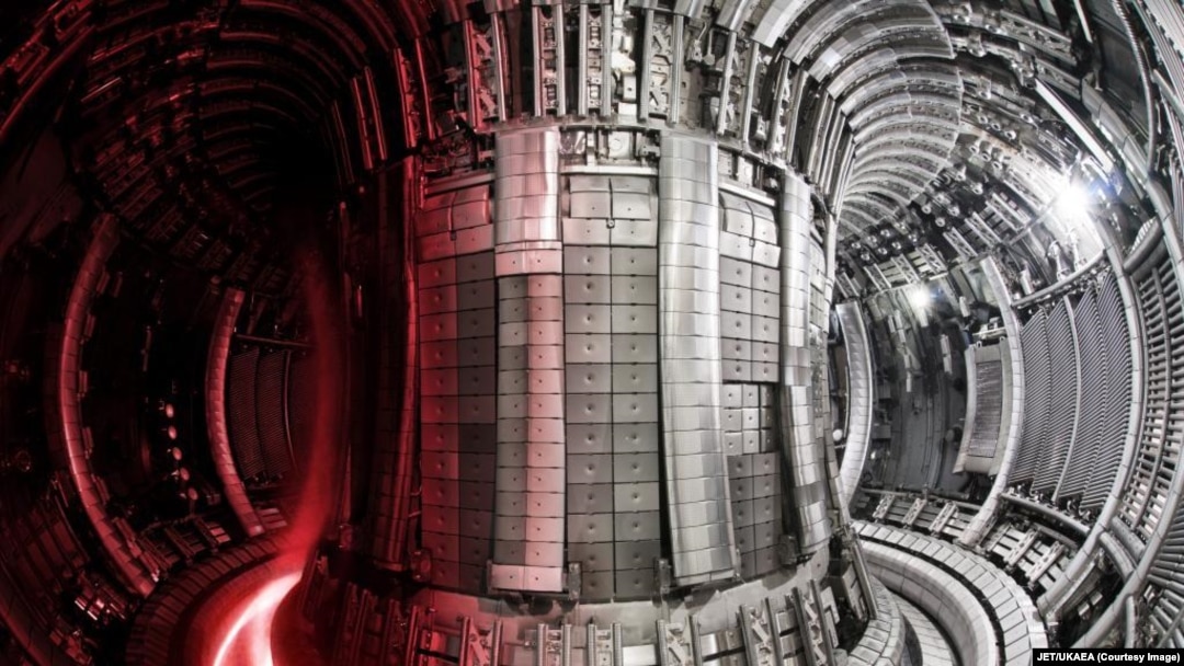Între pereții reactorului JET, realizați din beriliu și wolfram, a fost creată pentru cinci secunde o stea. Momentul, de referință pentru fizica nucleară, este unul de pionierat pentru găsirea de surse nepoluante de energie.
