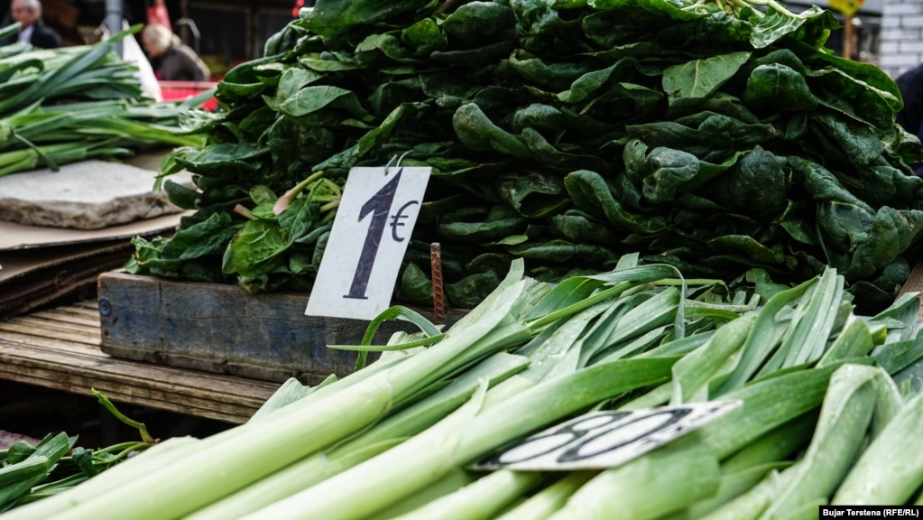 Në këtë tezgë të Tregut të Gjelbër, çmimi i një kilogrami spinaq është 1 euro.