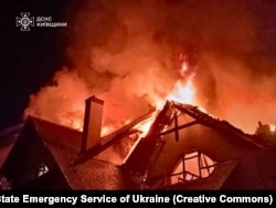 Горить приватний будинок внаслідок нічної повітряної атаки РФ. Київська область, 2 червня 2026 року