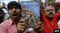 Extremiști hinduși purtând textul sacru Bhagavad Gita într-o manifestație din Mumbai. 