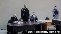 Алексей Навальный (стоит в центре) в суде, 15 февраля 2022 года