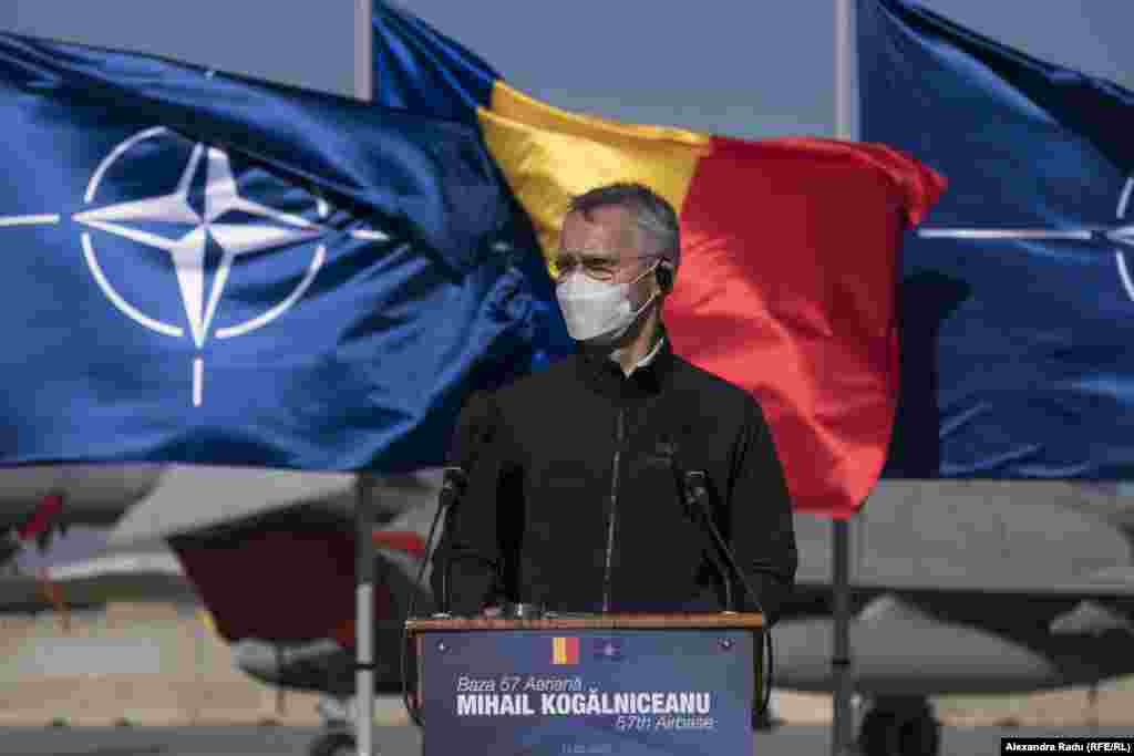 Răspunzând unei întrebări, secretarul general al NATO a spus că printre variantele de lucru pe care Alianța le ia în calcul se numără și relocarea unor unități de luptă în Estul Europei, inclusiv pe teritoriul României.