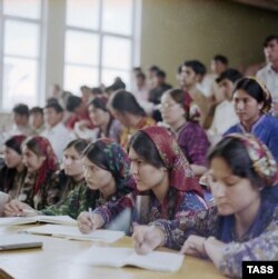 Türkmen döwlet uniwersitetiniň matematika fakultetiniň 2-nji kursunyň studentleri leksiýa mahalynda. 1977-nji ýylyň iýuny.