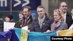 Petras Auštrevičius (MEP, Renew, Lituania) și Viola von Kramon (Verzi, Germania) la manifestația de sprijin din piața Luxemburg de la Bruxelles, 9 februarie 2022