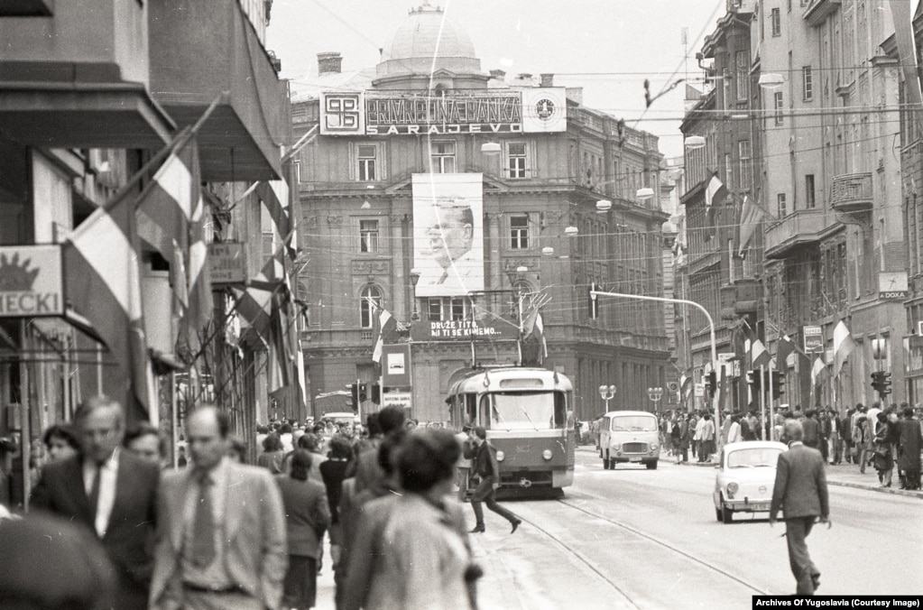 Портрет Тито вместе с приспущенными флагами в Сараеве в мае 1980 года.