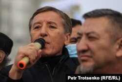 Бизнесмен Булат Абилов на митинге в память о погибших во время январских событий. Алматы, 13 февраля 2022 года
