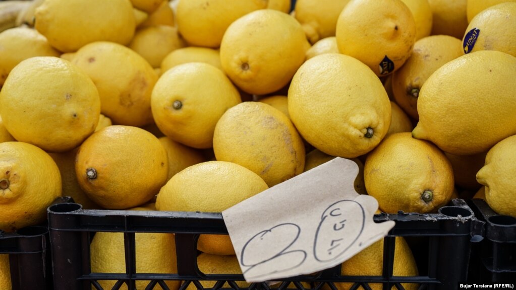 Lirim i çmimeve vërehet te limonët. Në një tezgë në Tregun e Gjelbër ky produkt po shitet për 80 centë për një kilogram. Vitin e kaluar, çmimi mesatar i këtij produkti ishte 1.12 euro. 