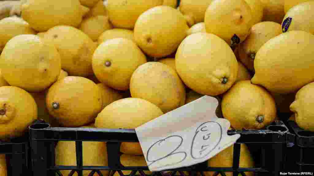 Lirim i çmimeve vërehet te limonët. Në një tezgë në Tregun e Gjelbër ky produkt po shitet për 80 centë për një kilogram. Vitin e kaluar, çmimi mesatar i këtij produkti ishte 1.12 euro.&nbsp;