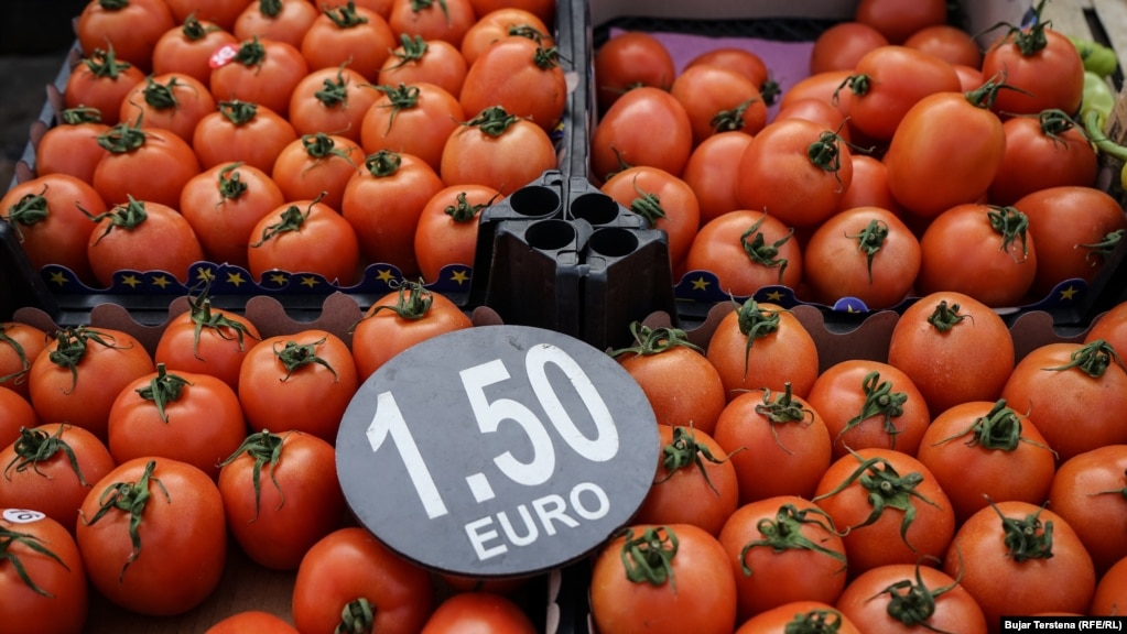 Në Tregun e Gjelbër në Prishtinë, një kilogram domate po shitet për 1.50 euro, teksa në një dyqan çmimi ishte 1.99 euro. Sipas të dhënave të Agjencisë së Statistikave të Kosovës, një kilogram domate në shkurt të vitit 2021 mesatarisht shitej për 1 euro. 