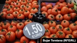 Një kilogram domate në Tregun e Gjelbër të Prishtinës po shitet për 1.50 euro. Para një viti, ky produkt kushtonte rreth 1 euro. 
