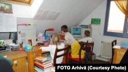 Trei din copiii familiei Curcubeț, în primii ani de homeschooling.