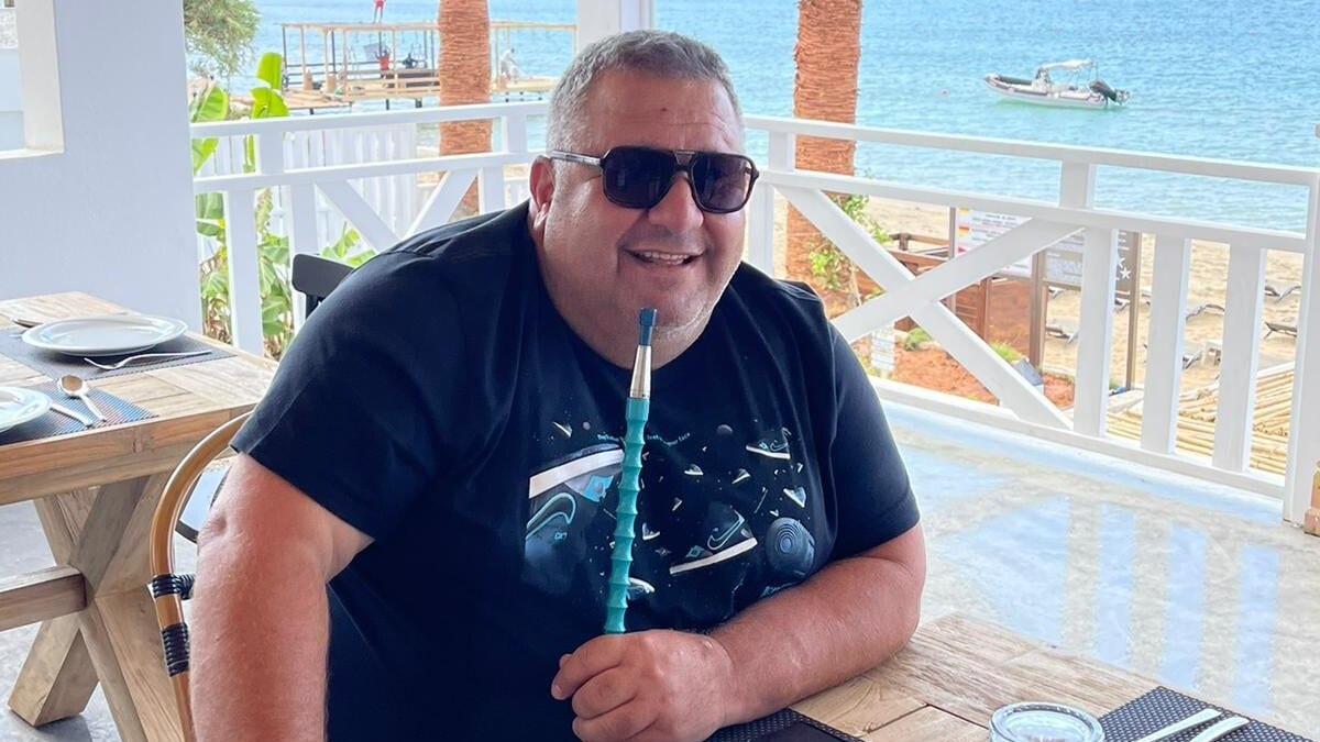 Кара скъпи коли и живее в палати. Движи се с